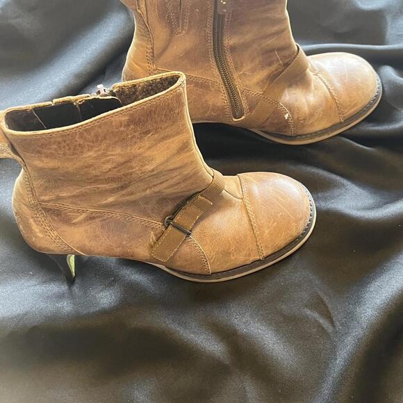 Diesel Women's Tan Boot - Picture 1 of 7
